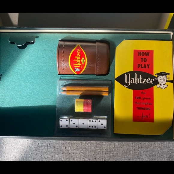 Vintage classic Yahtzee game! - Picture 2 of 2